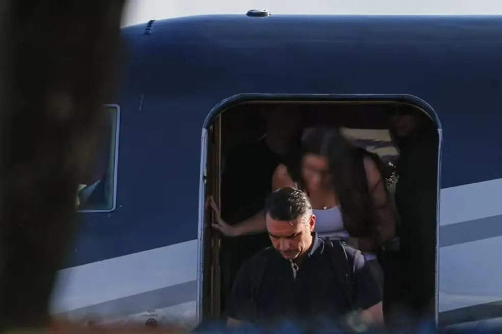 Vídeo registra desembarque de Flávio Bolsonaro nos Estados Unidos após saída do Brasil