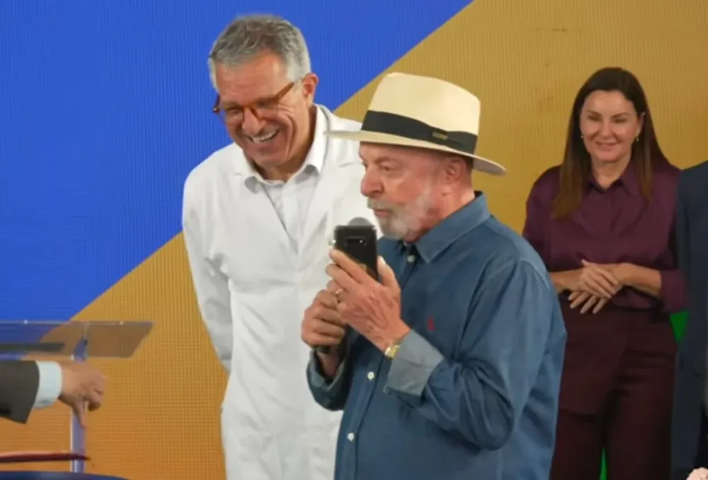 Lula liga para Flávio Dino durante evento no Pará e gesto é criticado por Flávio Bolsonaro